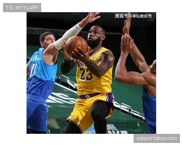 霍勒迪无球跑动制造错位,防守压迫改变对手进攻结构 霍勒迪无球跑动制造错位,防守压迫改变对手进攻结构